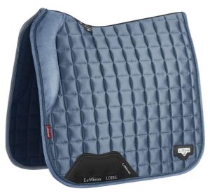 LeMieux Schabracke LM Loire Memory Satin Dressage Square Dressurschabracke Ice Blue L / Warmblut | kavalio - für mich und mein Pferd