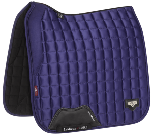 LeMieux Schabracke LM Loire Memory Satin Dressage Square Dressurschabracke Ink Blue L / Warmblut | kavalio - für mich und mein Pferd